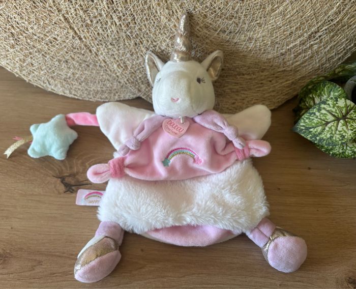 Doudou marionnette licorne rose blanc arc en ciel happy doudou et compagnie - photo numéro 2