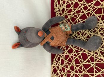 Doudou Loup noir salopette orange La Grande Famille MOULIN ROTY