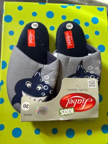 Chaussons neuf pantoufles enfant t 30