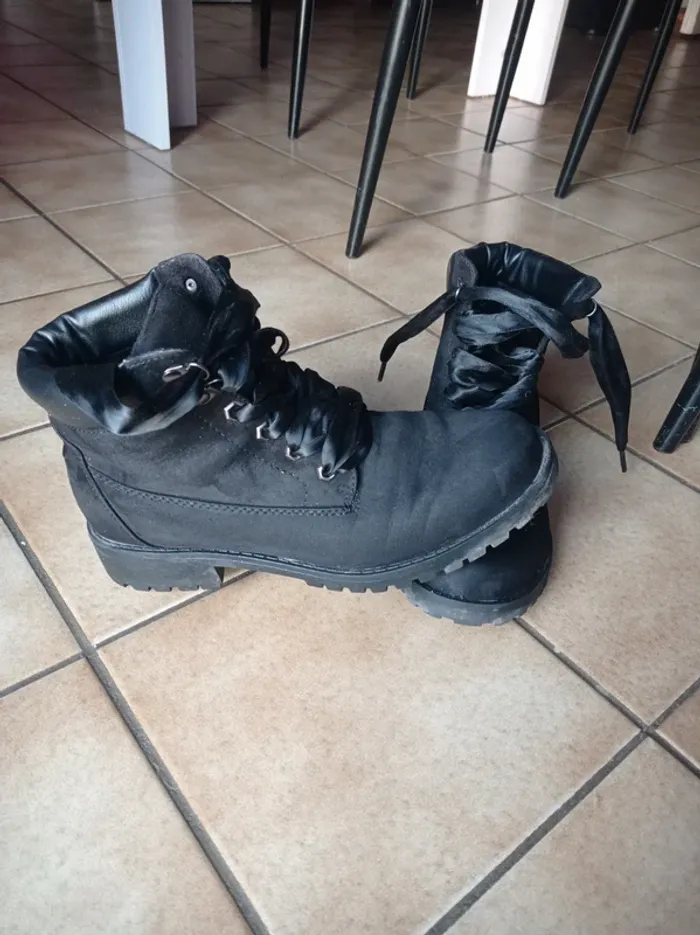 Bottine synthétique effet daim noir lacets rubans