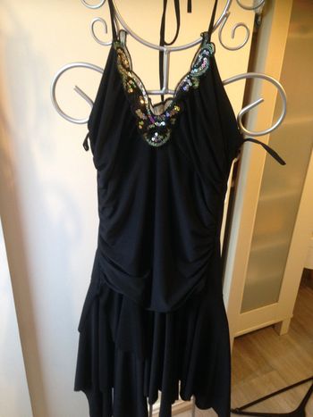 Robe noire col v pailleté