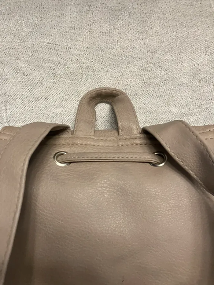 Sac à dos Atmosphere beige en simili cuir – tendance et fonctionnel - photo numéro 6