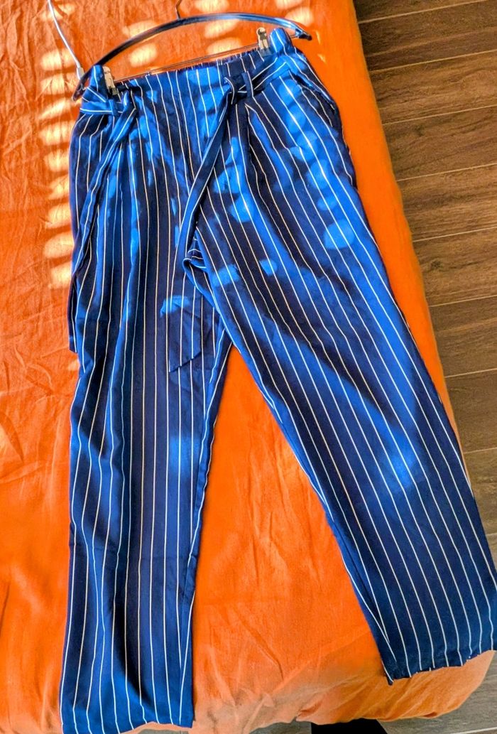 Pantalon large rayé bleu marine/blanc