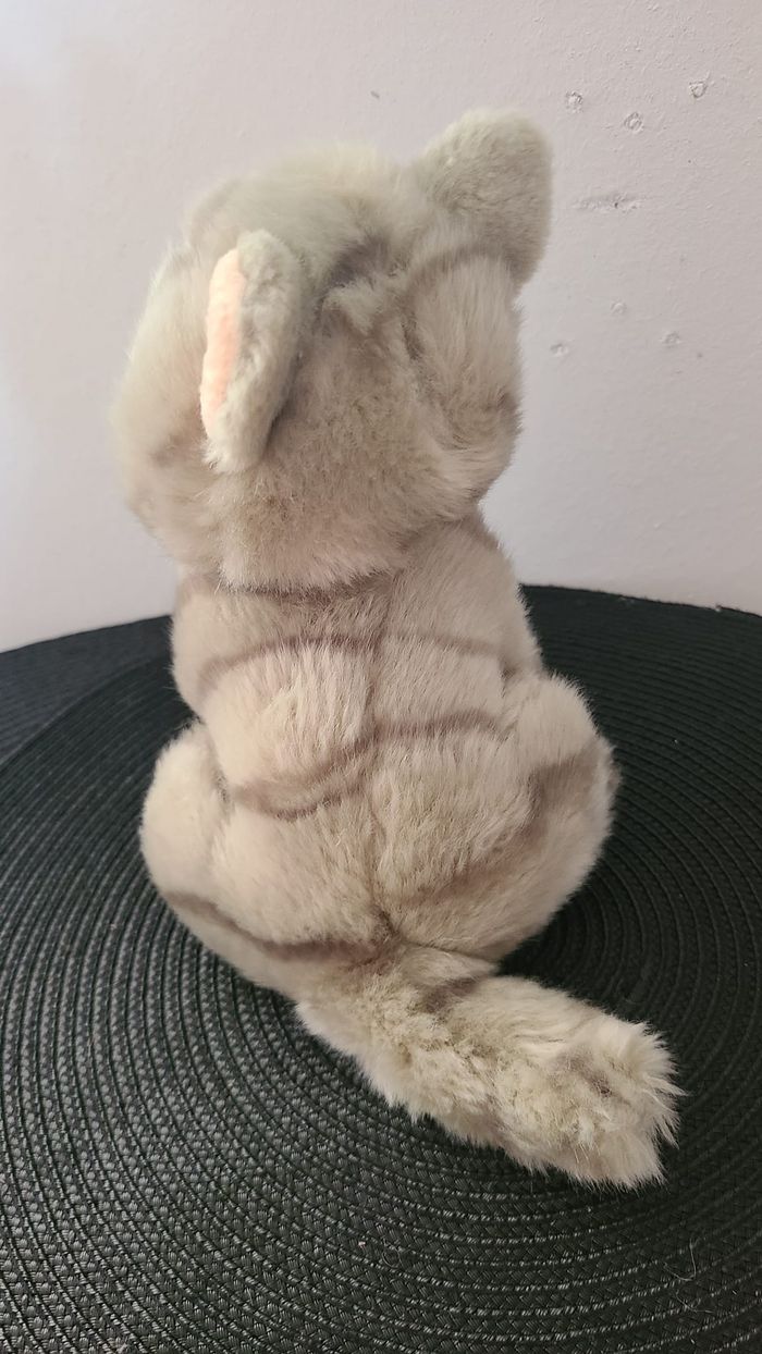 Gipsy Taille : environ 20 cm Chat assis tigré gris et poitrail blanc, yeux en plastique bleus, miaul - photo numéro 7