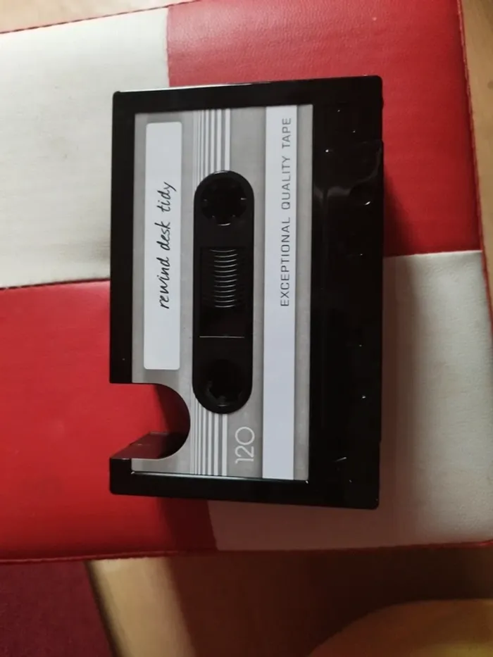 Dérouleur de scotch et pot à crayons forme cassette