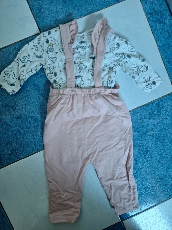 Ensemble t-shirt + salopette Snoopy en 6mois - photo numéro 2