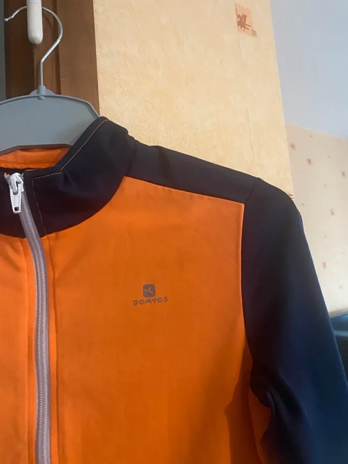 Veste de survêtement garçon Domyos – Taille 12 ans – Très bon état & look sportif 🧡🖤 - photo numéro 3