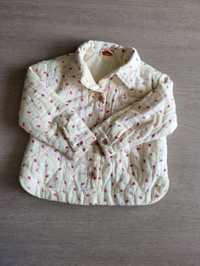 Jolie veste blanc cassé à fraise imprimé