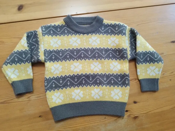 Pull jaune et gris