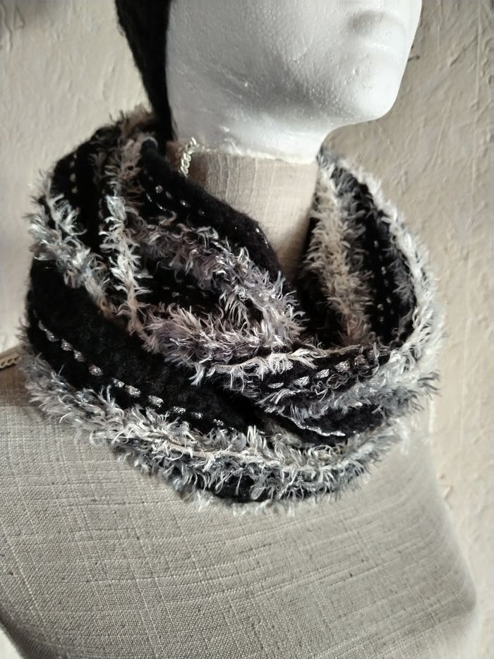 Magnifique Tour de cou Noir Argent & Effet fausse Fourrure - photo numéro 3