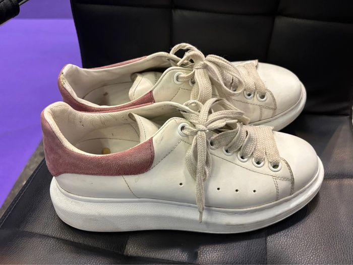 Baskets Alexander McQueen en cuir blanc et rose pâle – Taille 39 - photo numéro 2