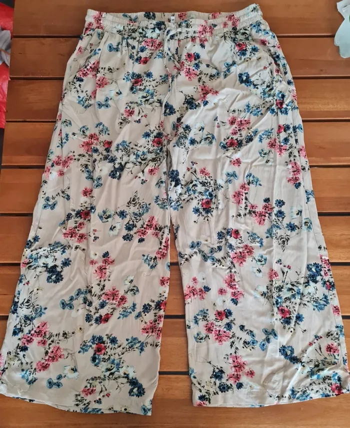 Pantacourt jambe large beige motifs fleuris - photo numéro 2