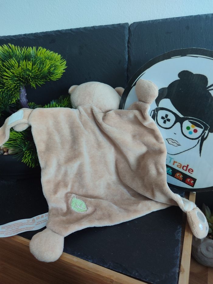 doudou plat ours marron beige blanc everearth bio feuille vert empreinte 3562 - photo numéro 2