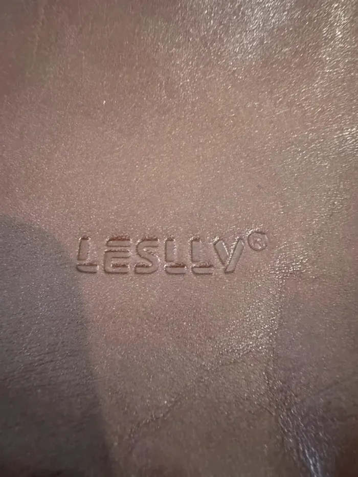 Sac à bandoulière marron Leslly, il ya quelques marques d'usures, - photo numéro 2