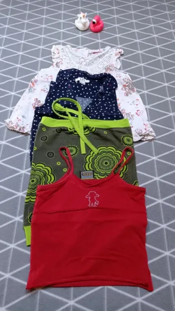 🦄 lot 4 hauts sans manche, 4 ans