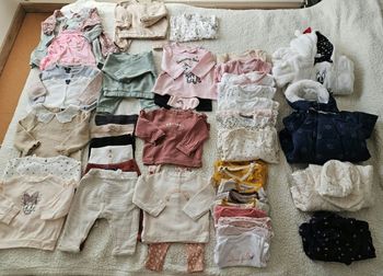 Lot de vêtements taille 6 mois.
