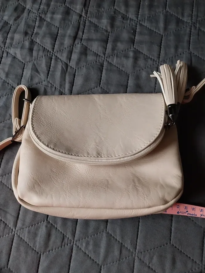 Sac à main/ environ 26 cm X 15 cm. Petite imperfection, voir photo, sinon très bon état. - photo numéro 5