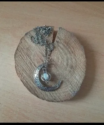 Collier pendentif lune
