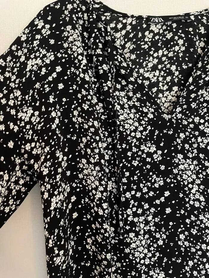 Robe noire fleurs blanches