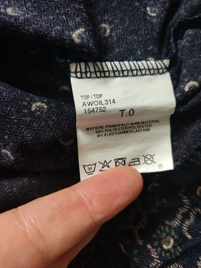 Blouse manches 3/4 motif graphiques sur fond bleu nuit taille 36 Riu - photo numéro 8