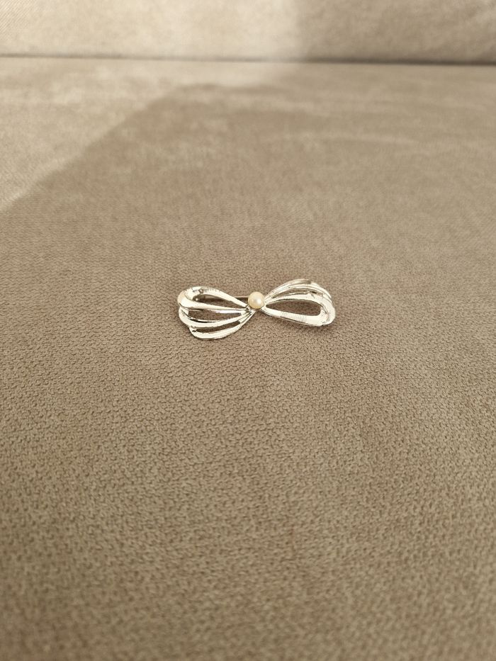 Broche argentée vintage avec sa perle - photo numéro 2