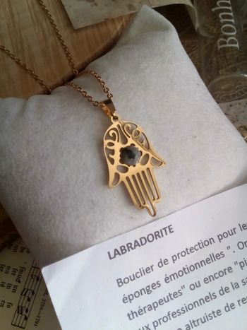 Collier protection main de fatma et pierre de labradorite