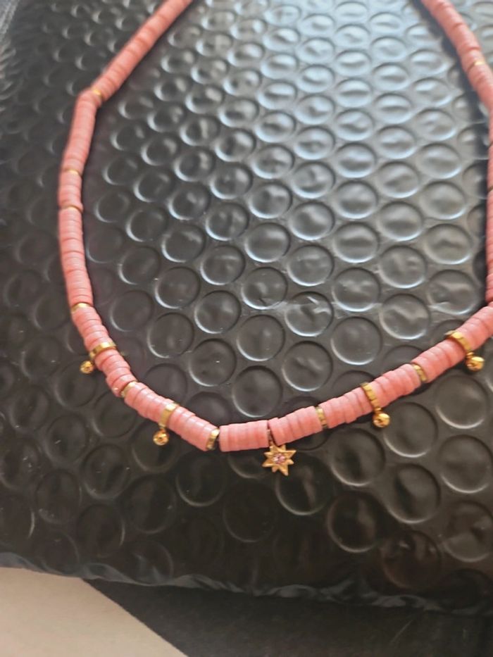 Superbe collier rose bohm neuf