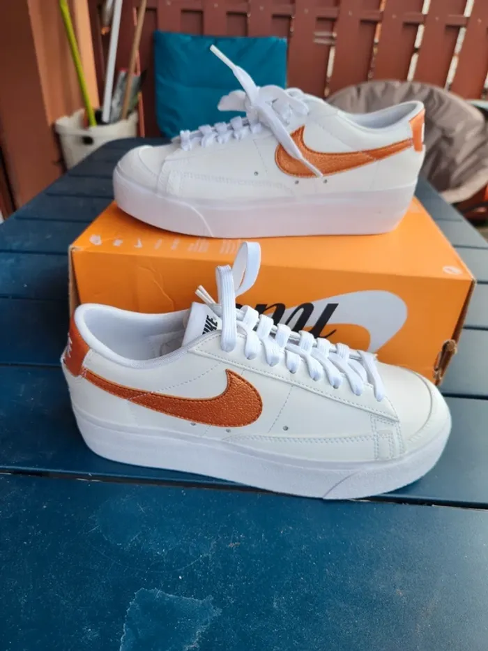 Nike blazer low Taille 36,5 neuves blanc orange bronze - photo numéro 2