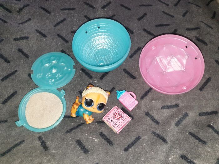 Chat poupée LOL avec litière