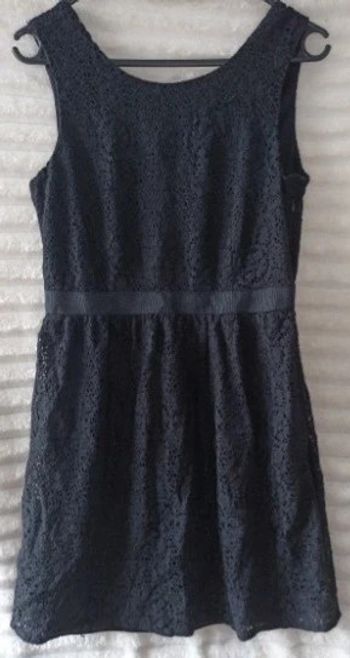 Joli robe noir effet crochet