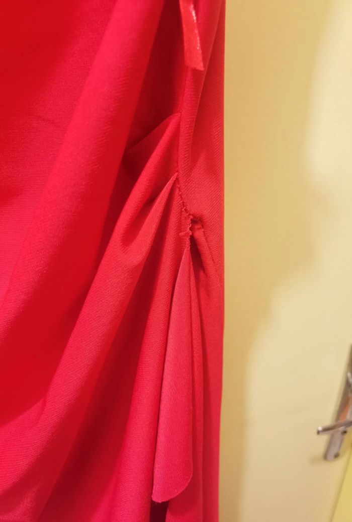 Robe rouge et sa broche - photo numéro 8