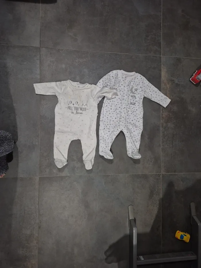 Lot pyjama et surpyjama 6 mois