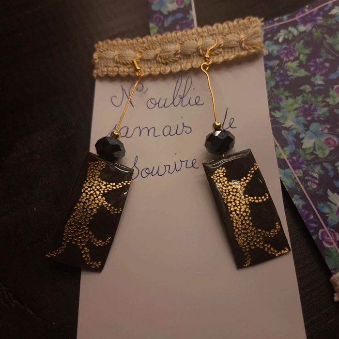 Boucles d'oreilles pendante en résine noir doré - photo numéro 3