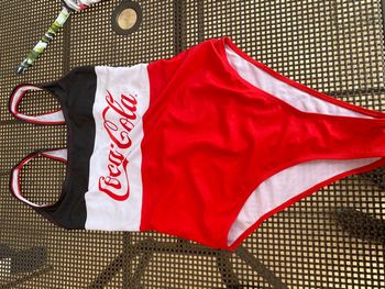 Maillot une pièce coca cola. Idéal40  neuf