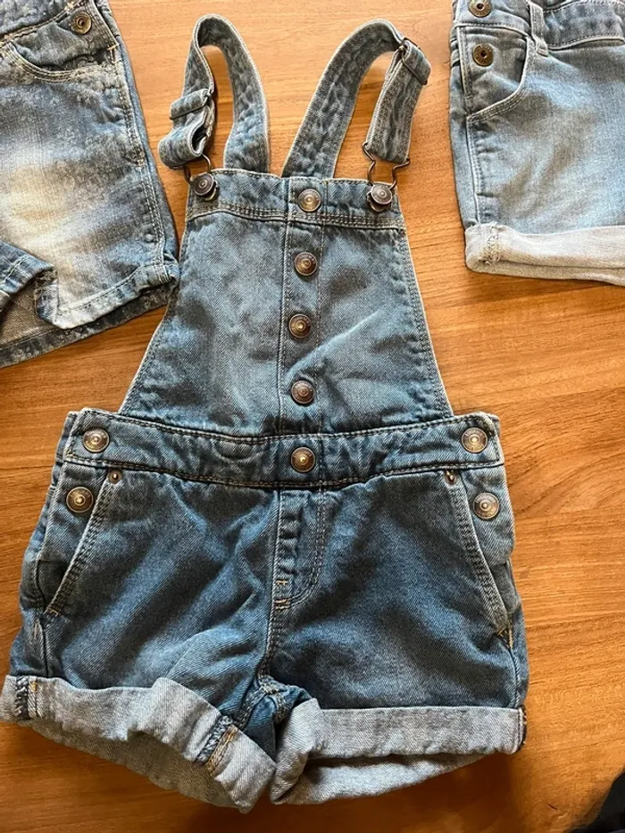 Vend lot de salopette en jeans short 4/5/6 ans - photo numéro 3