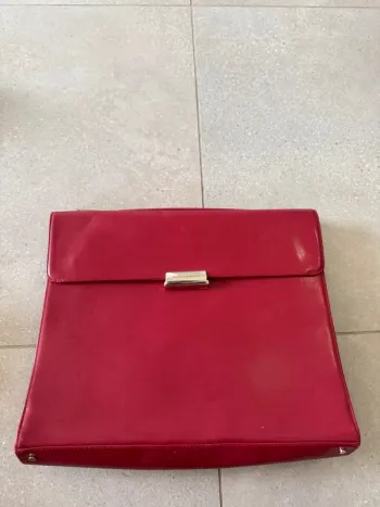 Pochette rouge Mandarina Duck avec une bandoulière usé, 37x28cm