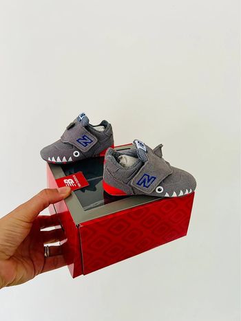Basket new balance taille 17 thème requin