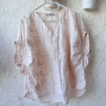 haut aux broderies anglaises délicates de la marque Camille Boude !