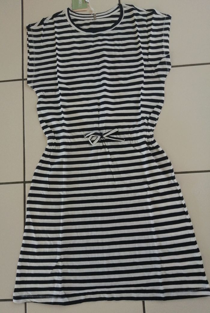 robe rayé blanc/noir ONLY taille 10 ans NEUVE avec étiquette - photo numéro 3