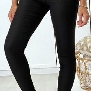 Pantalon slim noir en strech avec anneaux aux chevilles