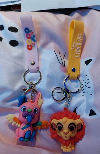 Porte-clés disney simba ou chien dans coco