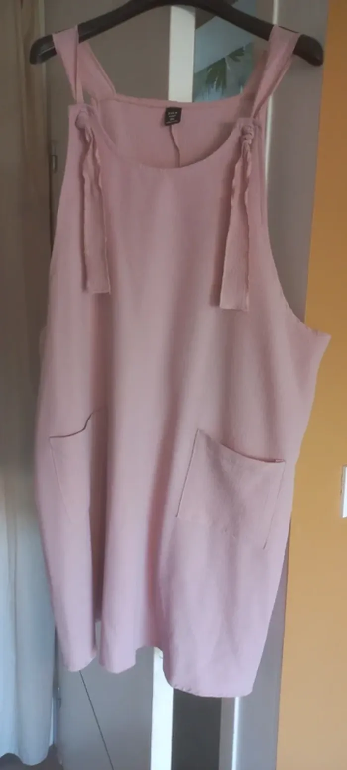 Robe courte fluide style salopette