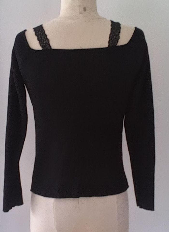 Haut noir femme taille S Manches longues Détails dentelle Encolure V Bon état Chic élégant - photo numéro 2