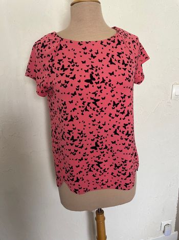 Blouse rose avec papillons noirs