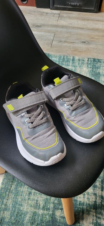 Baskets Tex grises et jaunes. Pointure 29