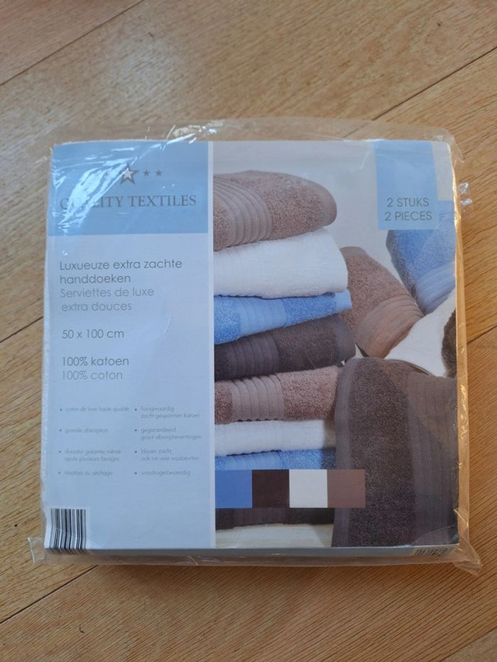 Ensemble de serviettes de bain + gants Quality Textiles blancs neufs - photo numéro 4