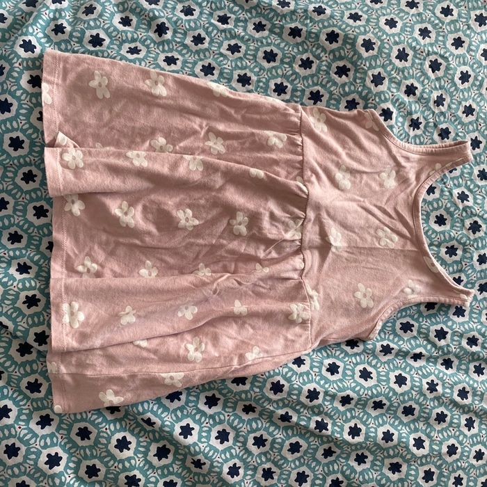 Robe fille rose pâle et fleurs