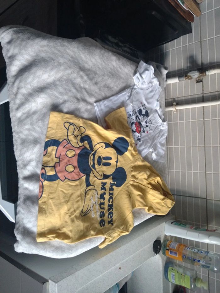 Lot de 6 tee shirts et 2 shorts Disney 12 mois - photo numéro 3