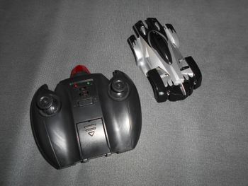 Voiture télécommandée (sols et murs)