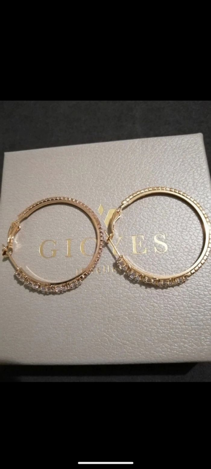 Magnifique paire de grosses créoles en  plaqué or 24 carats sertis de zirconiums. - photo numéro 7